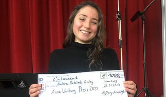 Die Siegerin bei der Verleihung des Anna-Warburg-Preises 2023