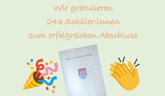 Bild mit Glückwunsch zum erfolgreichen Abschluss inkl. Schultüte, Zeugnis und klatschenden Händen.