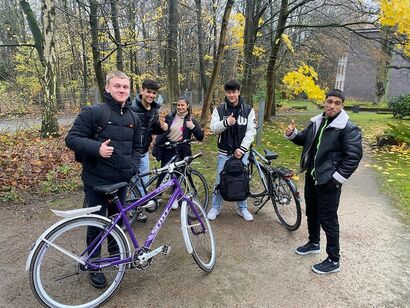 AVM Schüler mit Fahrrädern brechen zur Tour ins Niendorfer Gehege auf.
