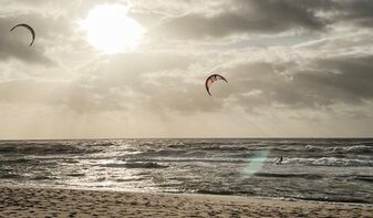 Bild: Kitesurfer am Strand auf Sylt