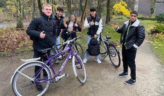 AVM Schüler mit Fahrrädern brechen zur Tour ins Niendorfer Gehege auf.