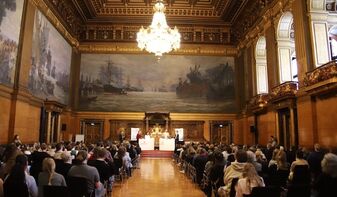 Teaserbild mit Ausschnitt des Veranstaltungsraumes im Hamburger Rathaus