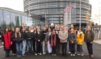 Gruppenbild vor dem Europaparlament in Straßburg