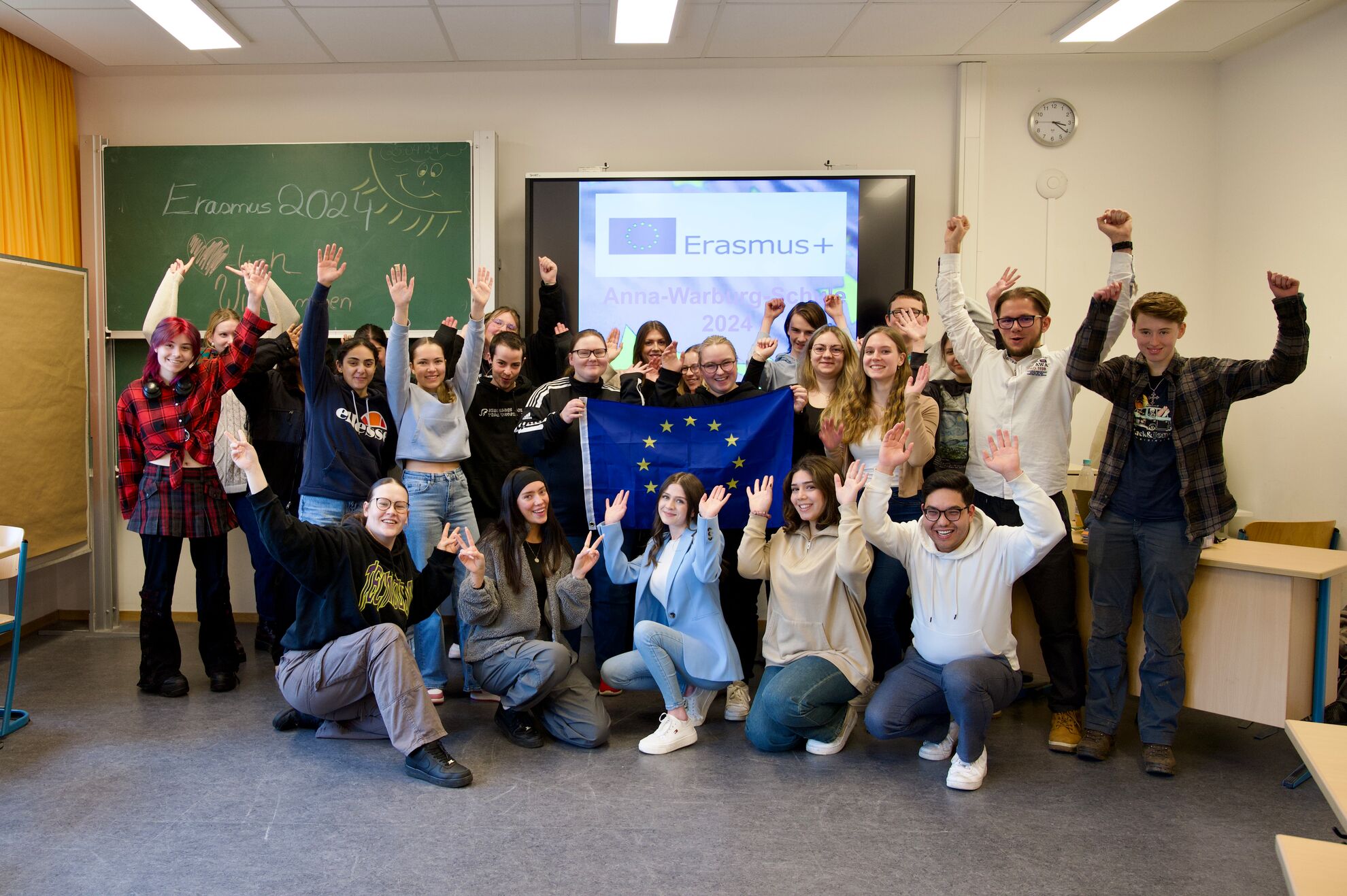 Bild der jubelnden Erasmus+ Teilnehmer 2024