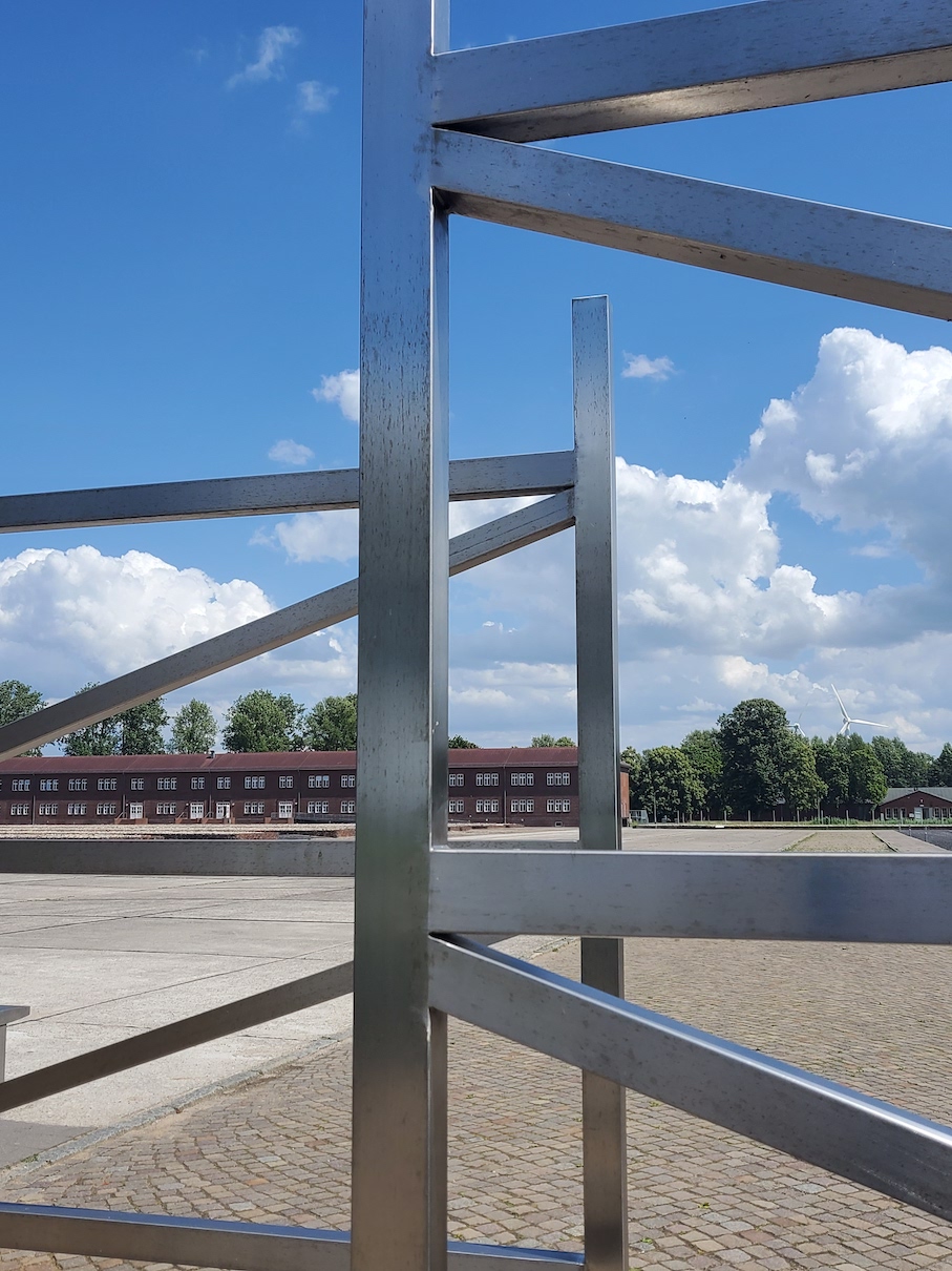 KZ Gedenkstätte Neuengamme - Bild mit Monument